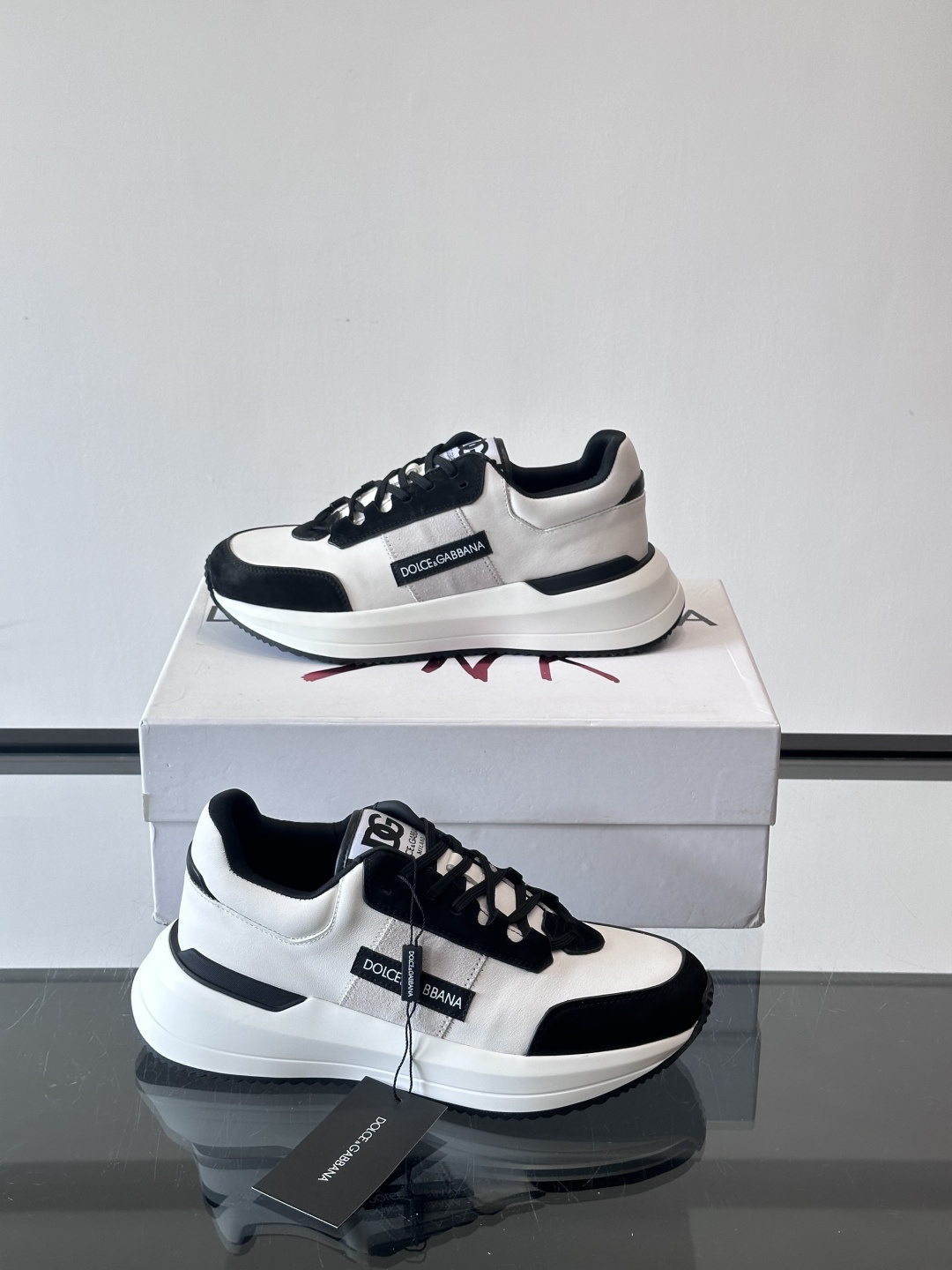 Dolce & Gabbana厚底运动鞋拼色设计简约大气，鞋面采用优质皮革+织物，透气又舒适。厚底设计显