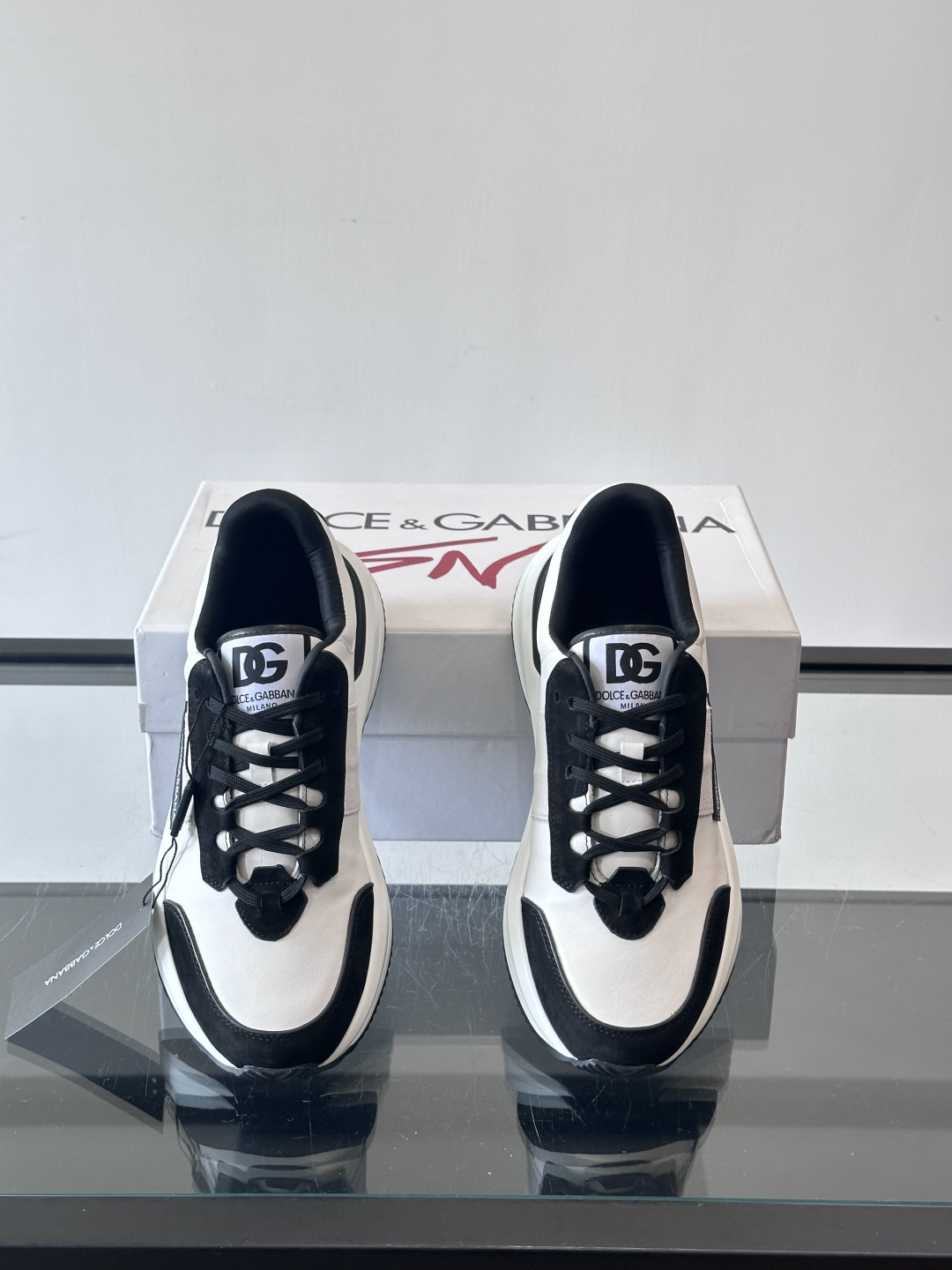 Dolce & Gabbana厚底运动鞋拼色设计简约大气，鞋面采用优质皮革+织物，透气又舒适。厚底设计显