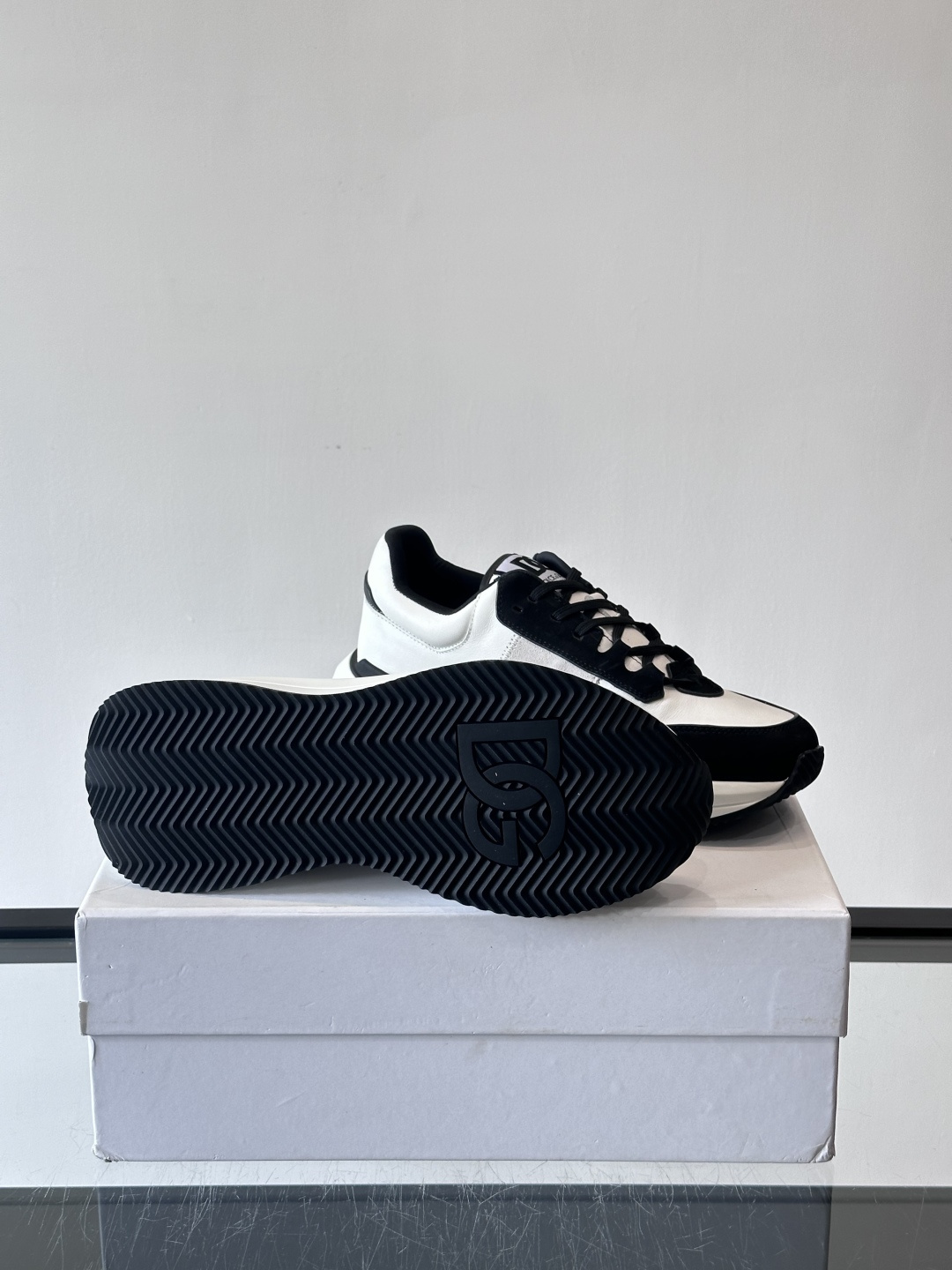 Dolce & Gabbana厚底运动鞋拼色设计简约大气，鞋面采用优质皮革+织物，透气又舒适。厚底设计显