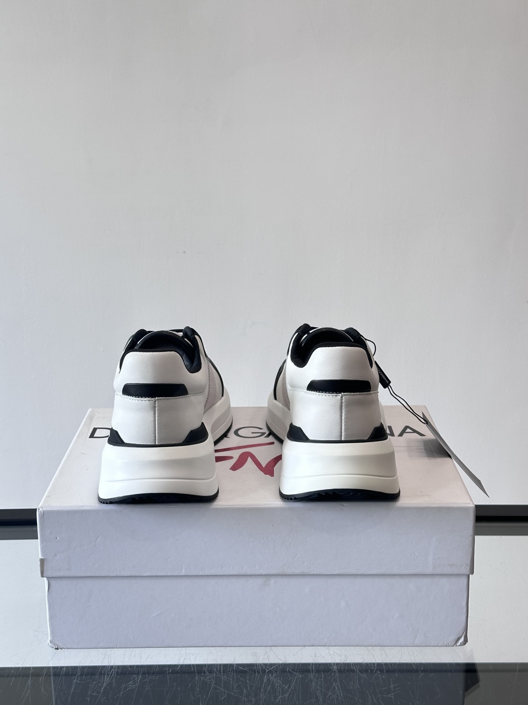 Dolce & Gabbana厚底运动鞋拼色设计简约大气，鞋面采用优质皮革+织物，透气又舒适。厚底设计显