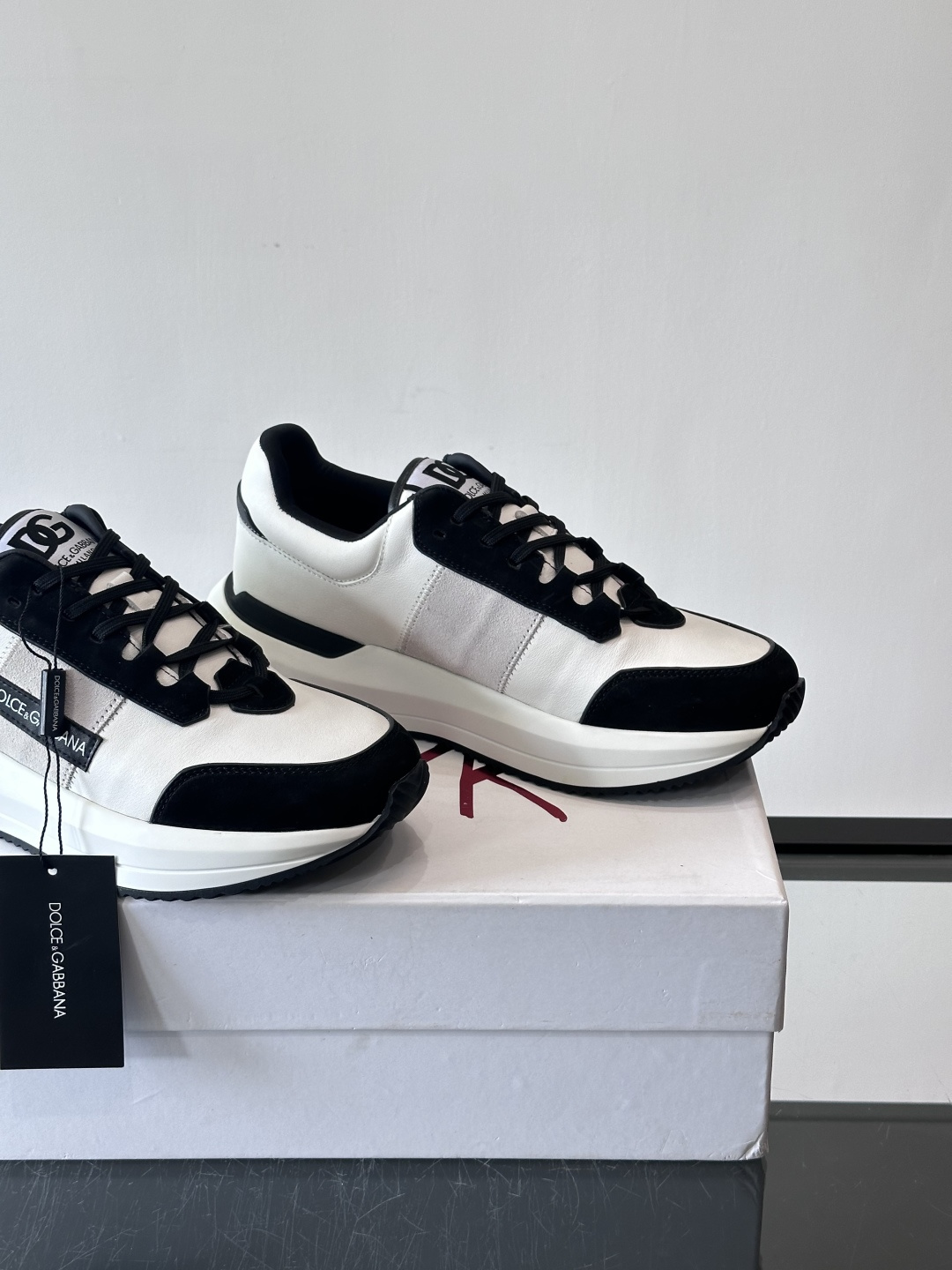 Dolce & Gabbana厚底运动鞋拼色设计简约大气，鞋面采用优质皮革+织物，透气又舒适。厚底设计显