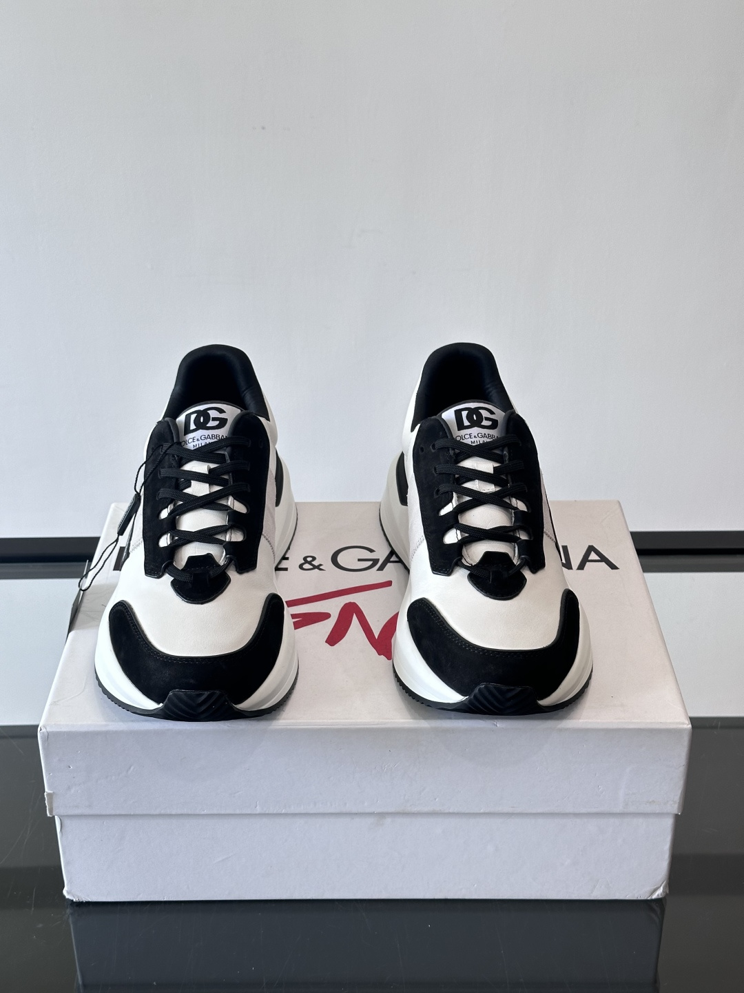 Dolce & Gabbana厚底运动鞋拼色设计简约大气，鞋面采用优质皮革+织物，透气又舒适。厚底设计显