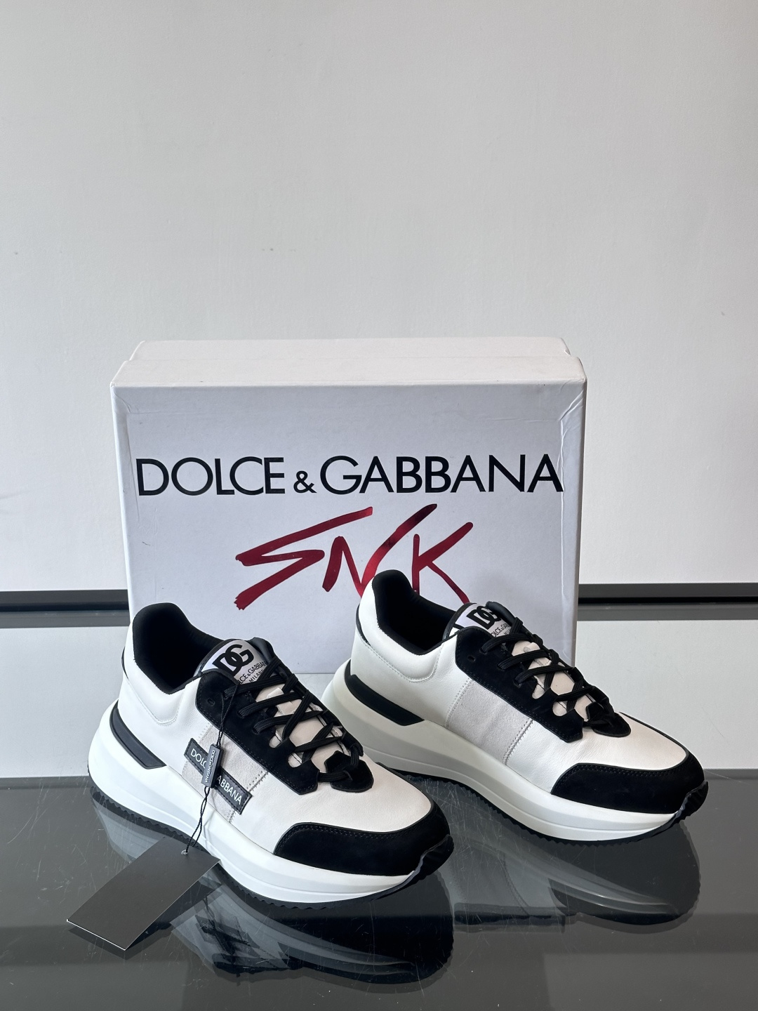 Dolce & Gabbana厚底运动鞋拼色设计简约大气，鞋面采用优质皮革+织物，透气又舒适。厚底设计显