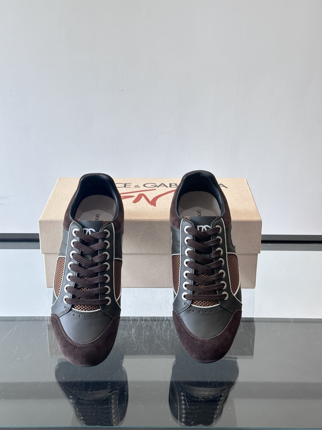 D&G男士拼接运动鞋，采用麂皮+网布+牛皮革，质感细腻又透气✅。橡胶鞋底防滑，日常穿搭或轻运动都OK！鞋