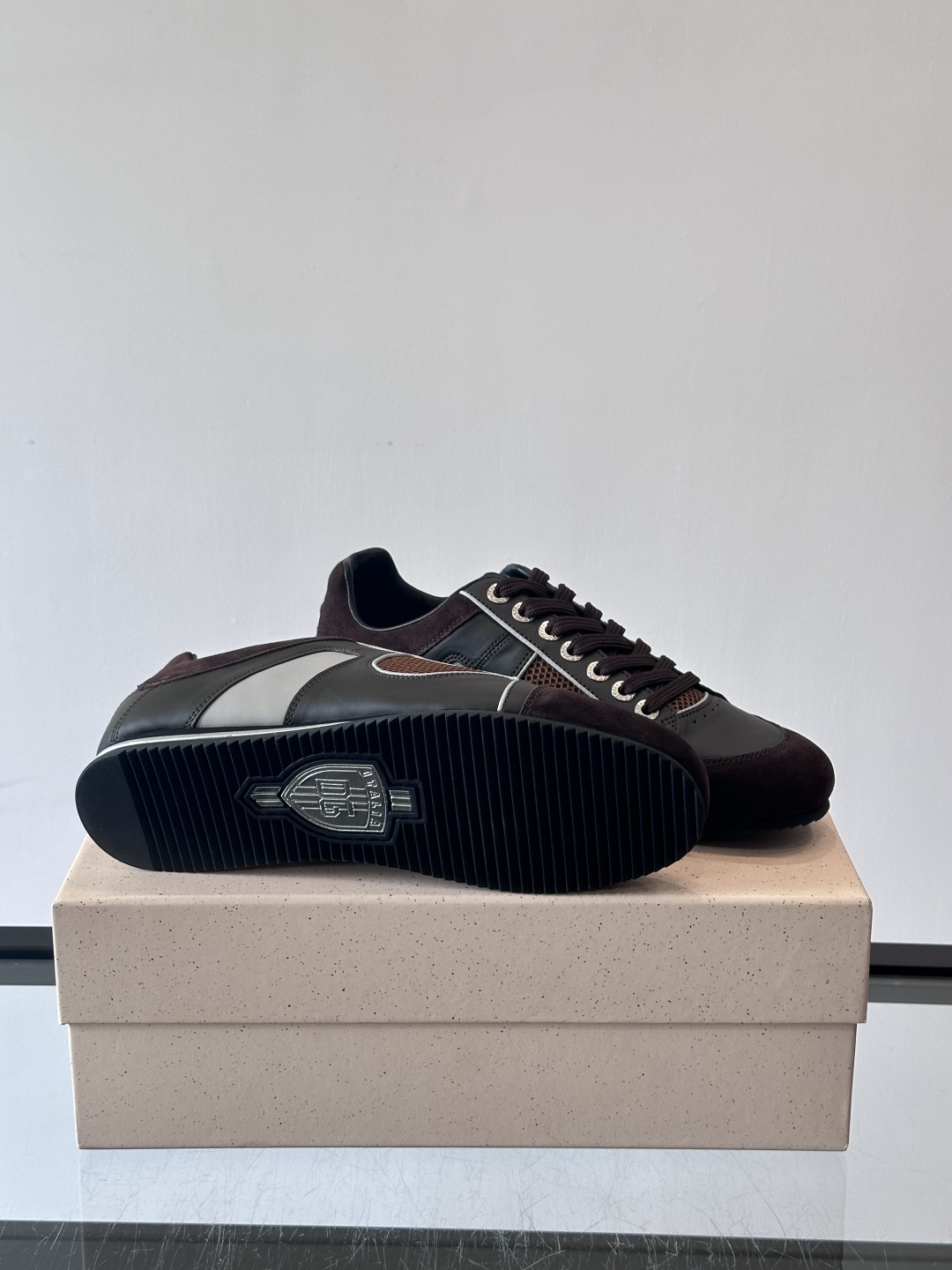 D&G男士拼接运动鞋，采用麂皮+网布+牛皮革，质感细腻又透气✅。橡胶鞋底防滑，日常穿搭或轻运动都OK！鞋