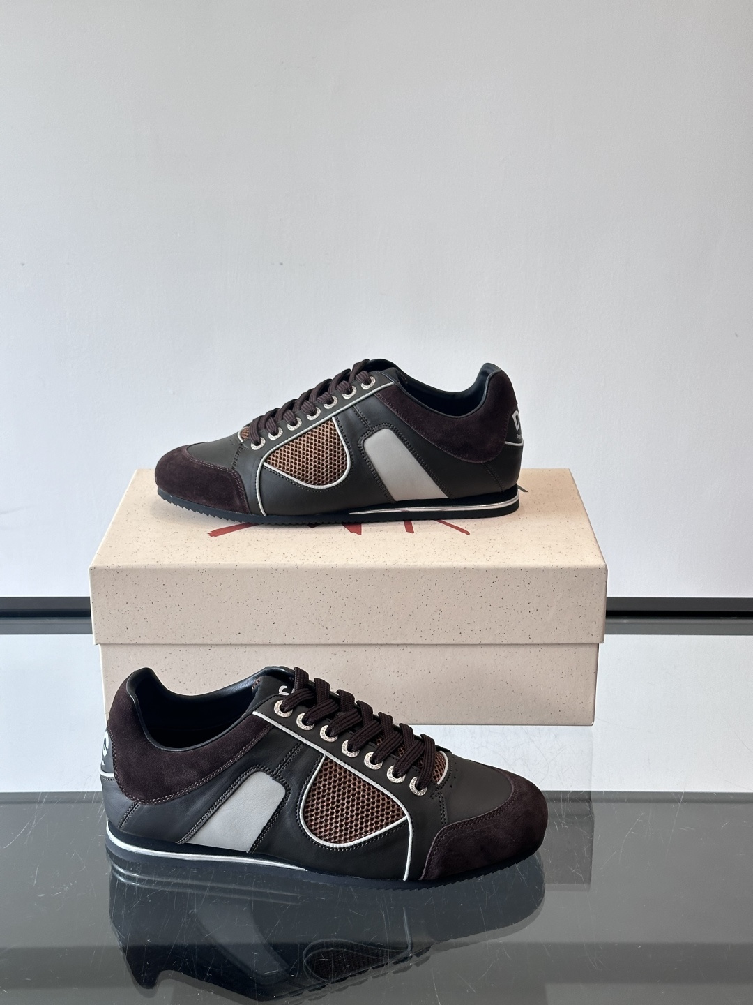 D&G男士拼接运动鞋，采用麂皮+网布+牛皮革，质感细腻又透气✅。橡胶鞋底防滑，日常穿搭或轻运动都OK！鞋