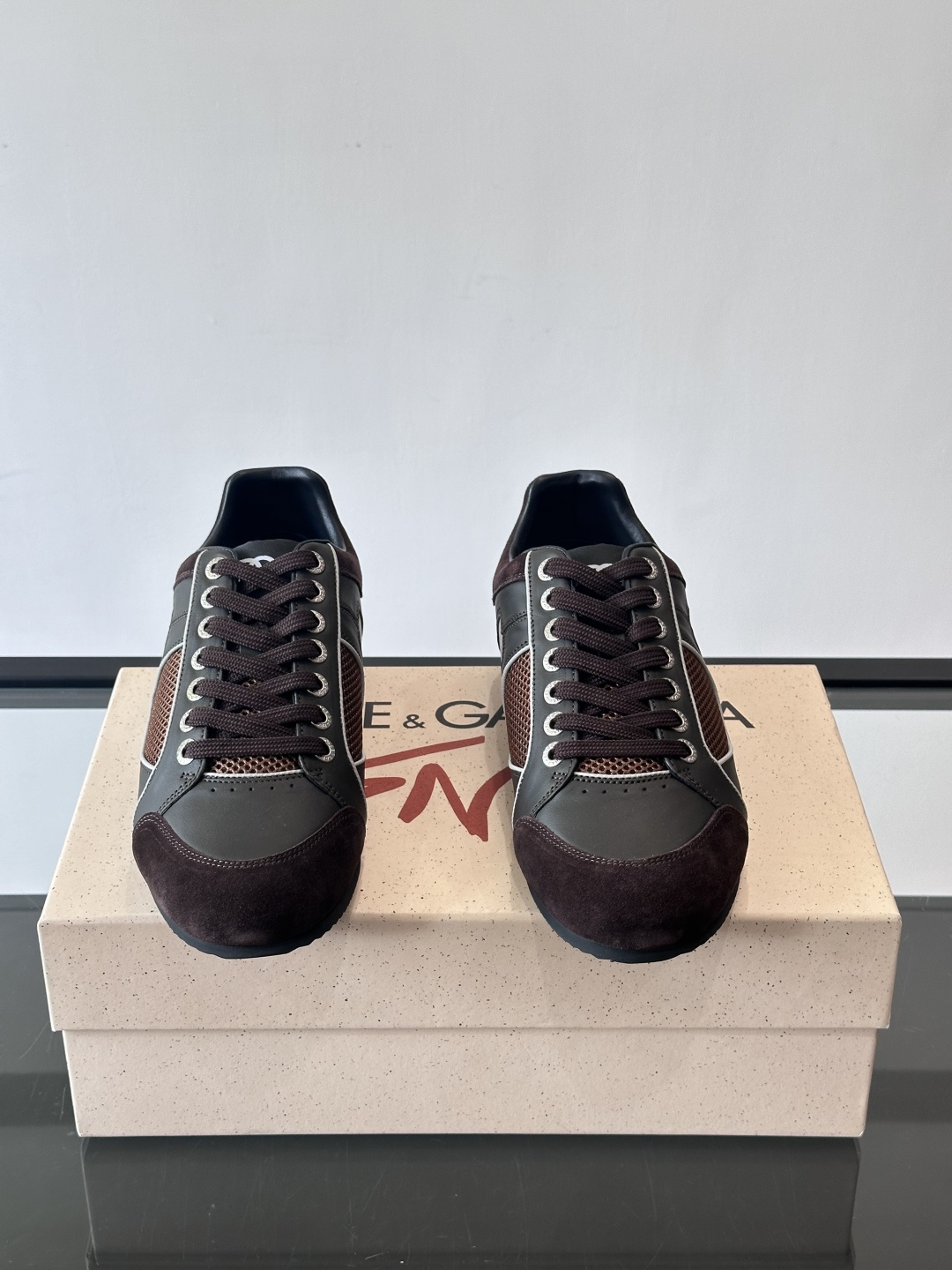 D&G男士拼接运动鞋，采用麂皮+网布+牛皮革，质感细腻又透气✅。橡胶鞋底防滑，日常穿搭或轻运动都OK！鞋