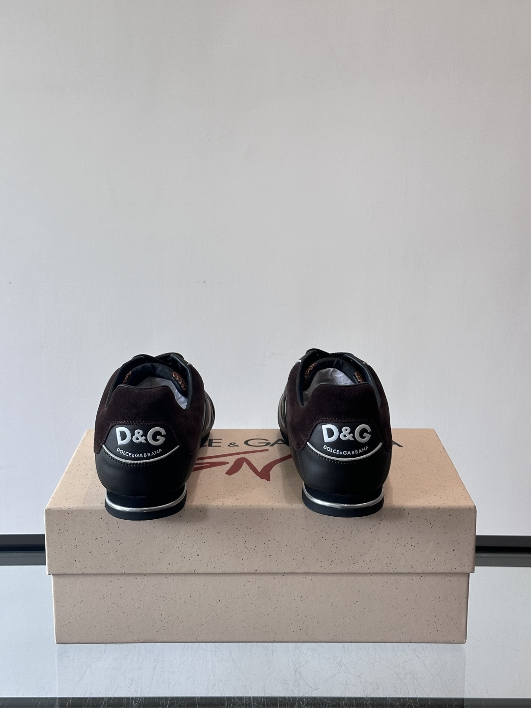 D&G男士拼接运动鞋，采用麂皮+网布+牛皮革，质感细腻又透气✅。橡胶鞋底防滑，日常穿搭或轻运动都OK！鞋