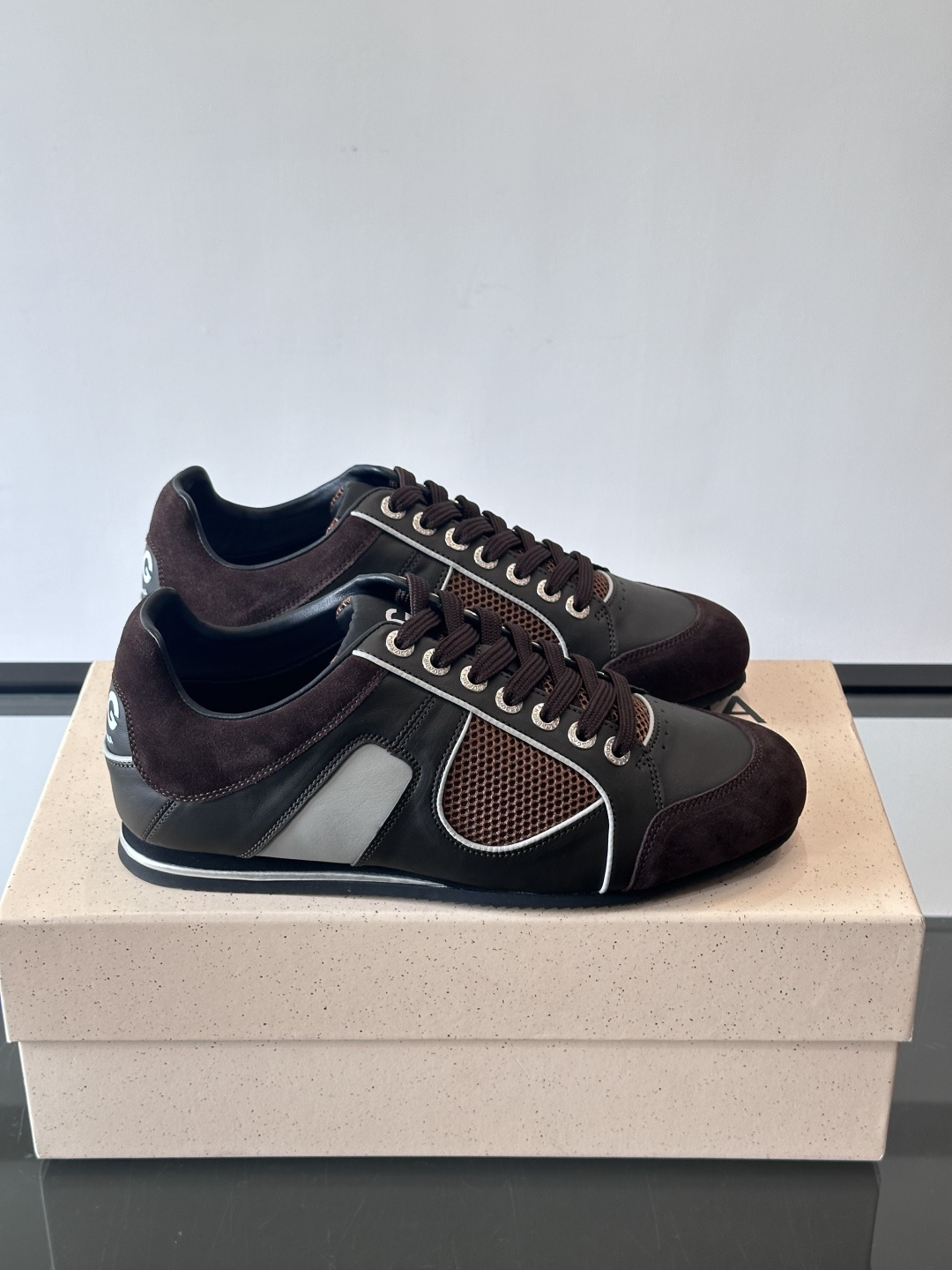 D&G男士拼接运动鞋，采用麂皮+网布+牛皮革，质感细腻又透气✅。橡胶鞋底防滑，日常穿搭或轻运动都OK！鞋