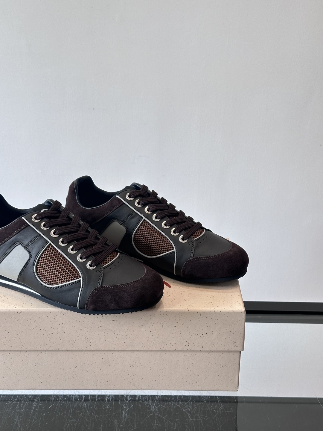 D&G男士拼接运动鞋，采用麂皮+网布+牛皮革，质感细腻又透气✅。橡胶鞋底防滑，日常穿搭或轻运动都OK！鞋