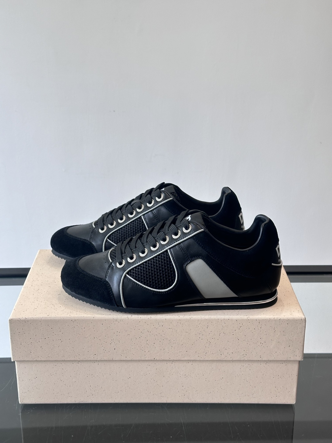 D&G男士拼接运动鞋，采用麂皮+网布+牛皮革，质感细腻又透气✅。橡胶鞋底防滑，日常穿搭或轻运动都OK！鞋