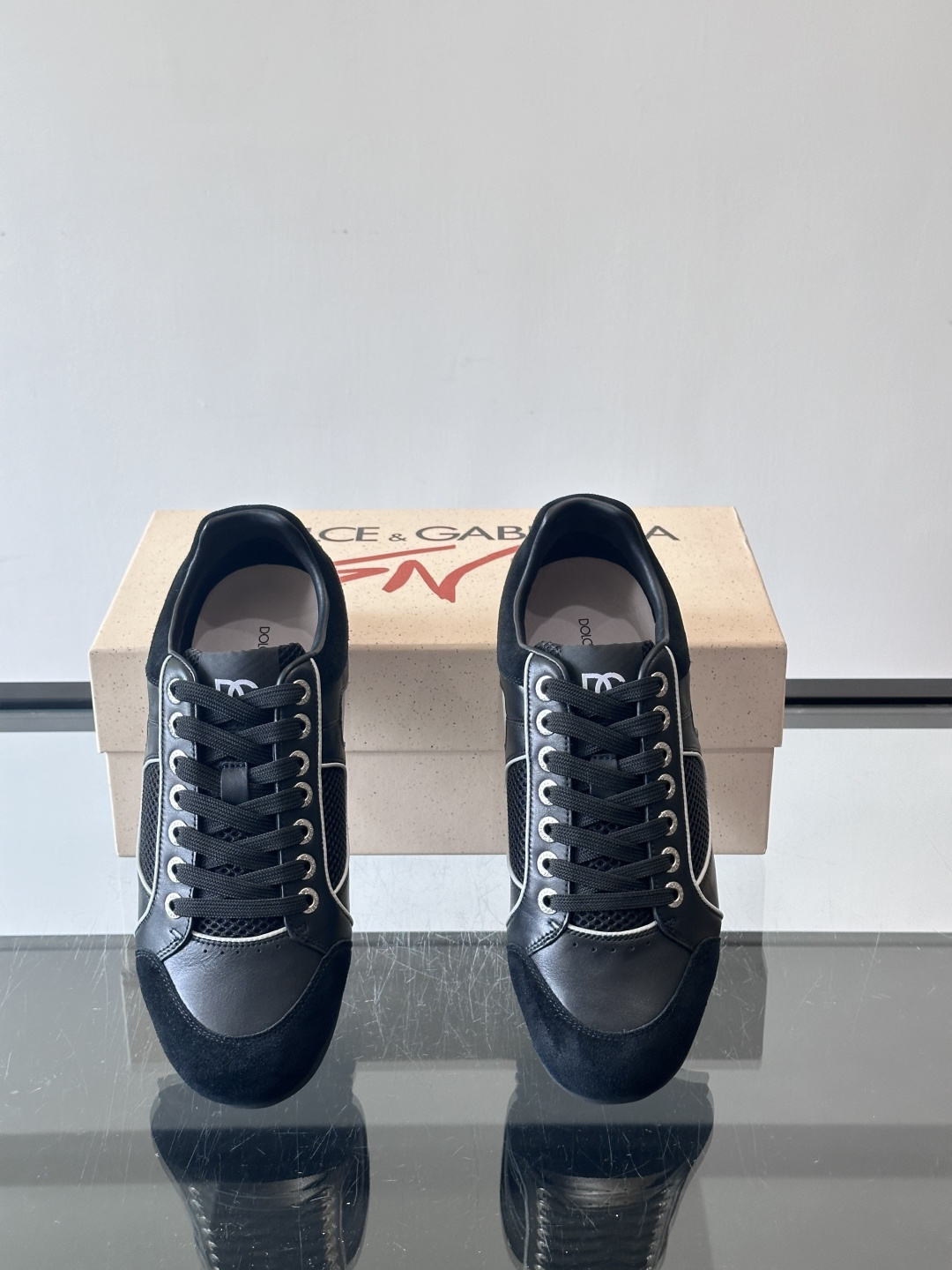 D&G男士拼接运动鞋，采用麂皮+网布+牛皮革，质感细腻又透气✅。橡胶鞋底防滑，日常穿搭或轻运动都OK！鞋