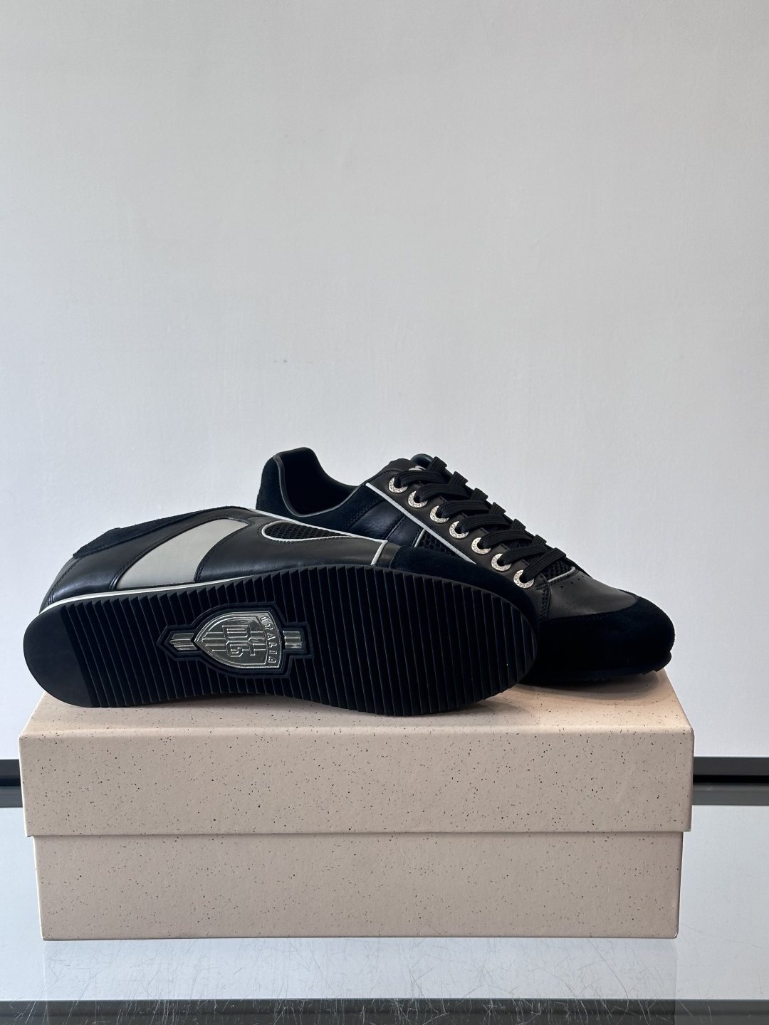 D&G男士拼接运动鞋，采用麂皮+网布+牛皮革，质感细腻又透气✅。橡胶鞋底防滑，日常穿搭或轻运动都OK！鞋