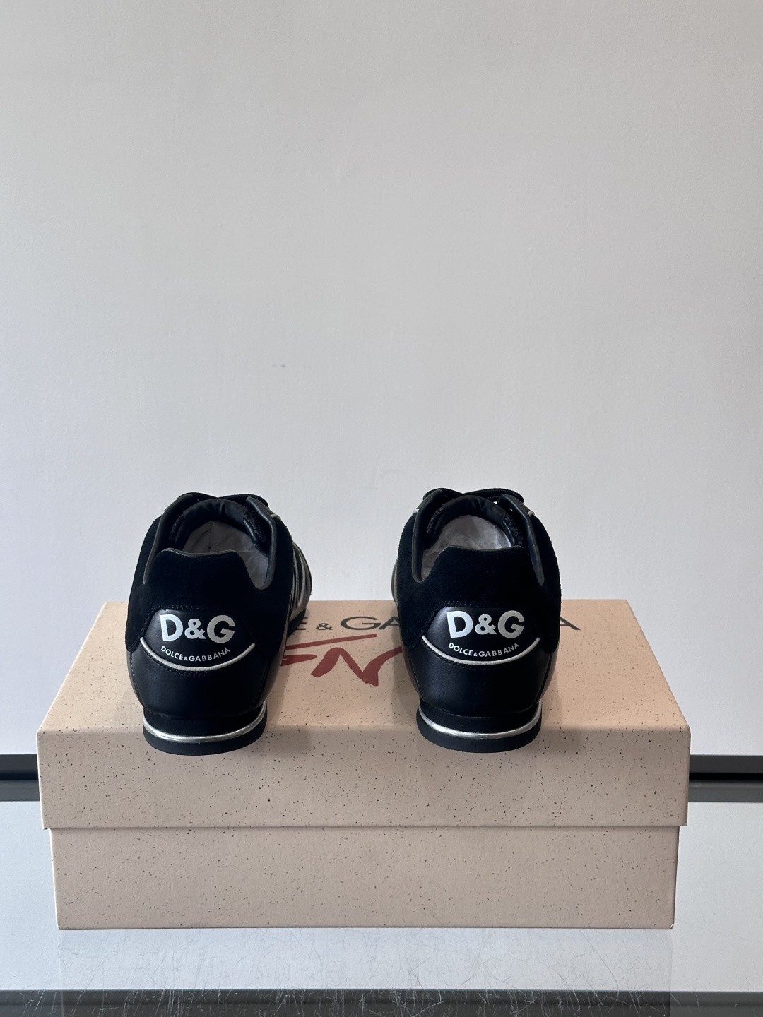 D&G男士拼接运动鞋，采用麂皮+网布+牛皮革，质感细腻又透气✅。橡胶鞋底防滑，日常穿搭或轻运动都OK！鞋