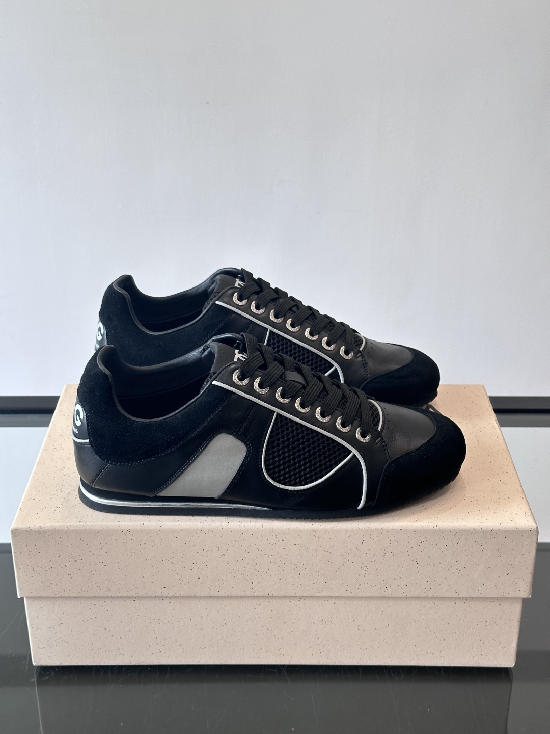 D&G男士拼接运动鞋，采用麂皮+网布+牛皮革，质感细腻又透气✅。橡胶鞋底防滑，日常穿搭或轻运动都OK！鞋