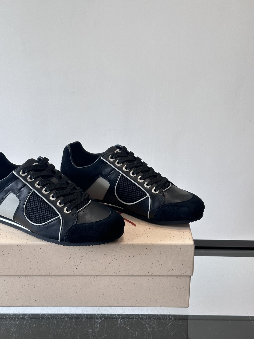 D&G男士拼接运动鞋，采用麂皮+网布+牛皮革，质感细腻又透气✅。橡胶鞋底防滑，日常穿搭或轻运动都OK！鞋