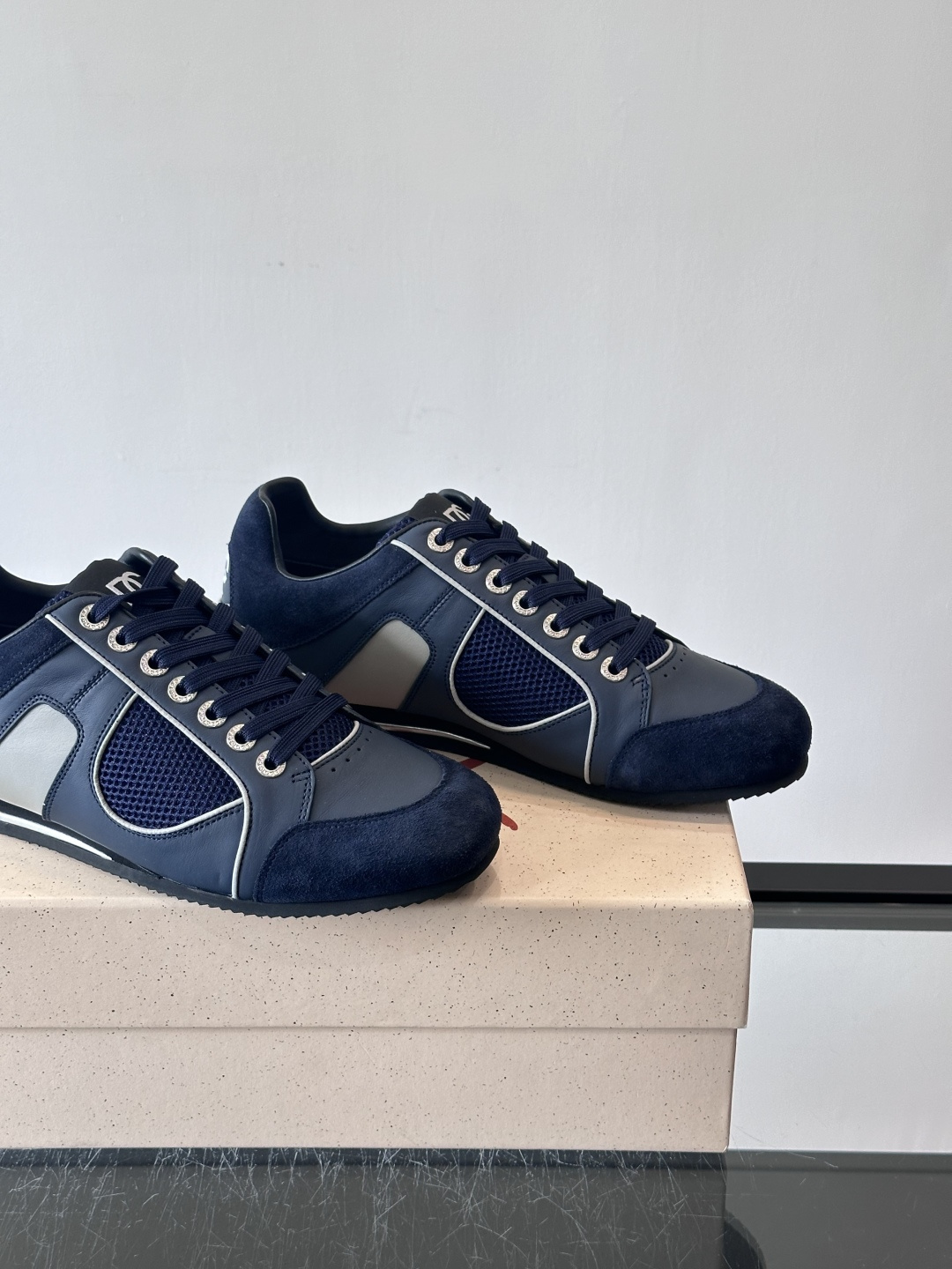 D&G男士拼接运动鞋，采用麂皮+网布+牛皮革，质感细腻又透气✅。橡胶鞋底防滑，日常穿搭或轻运动都OK！鞋