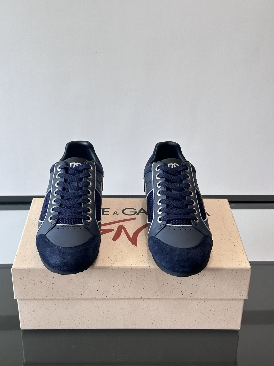 D&G男士拼接运动鞋，采用麂皮+网布+牛皮革，质感细腻又透气✅。橡胶鞋底防滑，日常穿搭或轻运动都OK！鞋