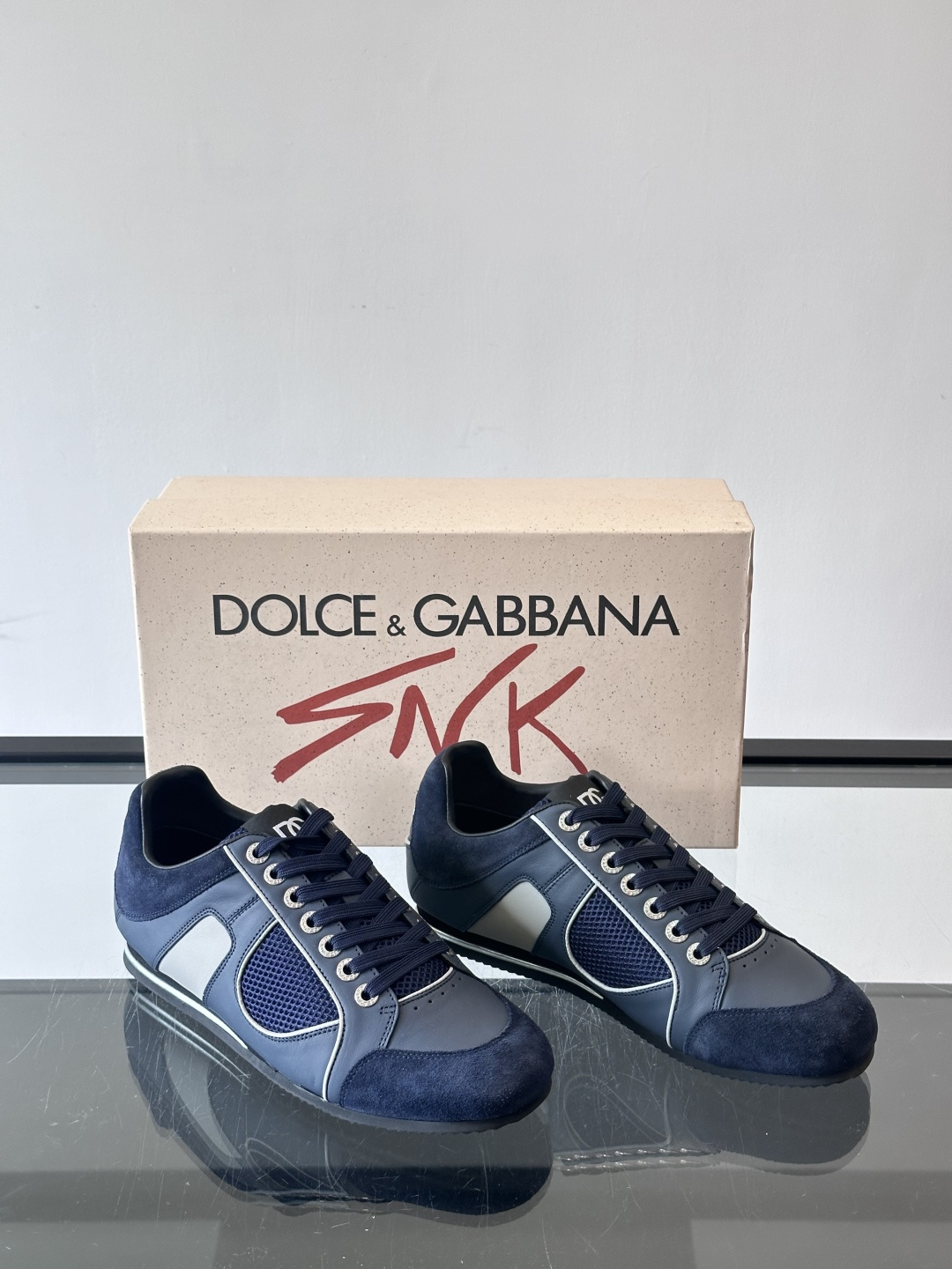 D&G男士拼接运动鞋，采用麂皮+网布+牛皮革，质感细腻又透气✅。橡胶鞋底防滑，日常穿搭或轻运动都OK！鞋