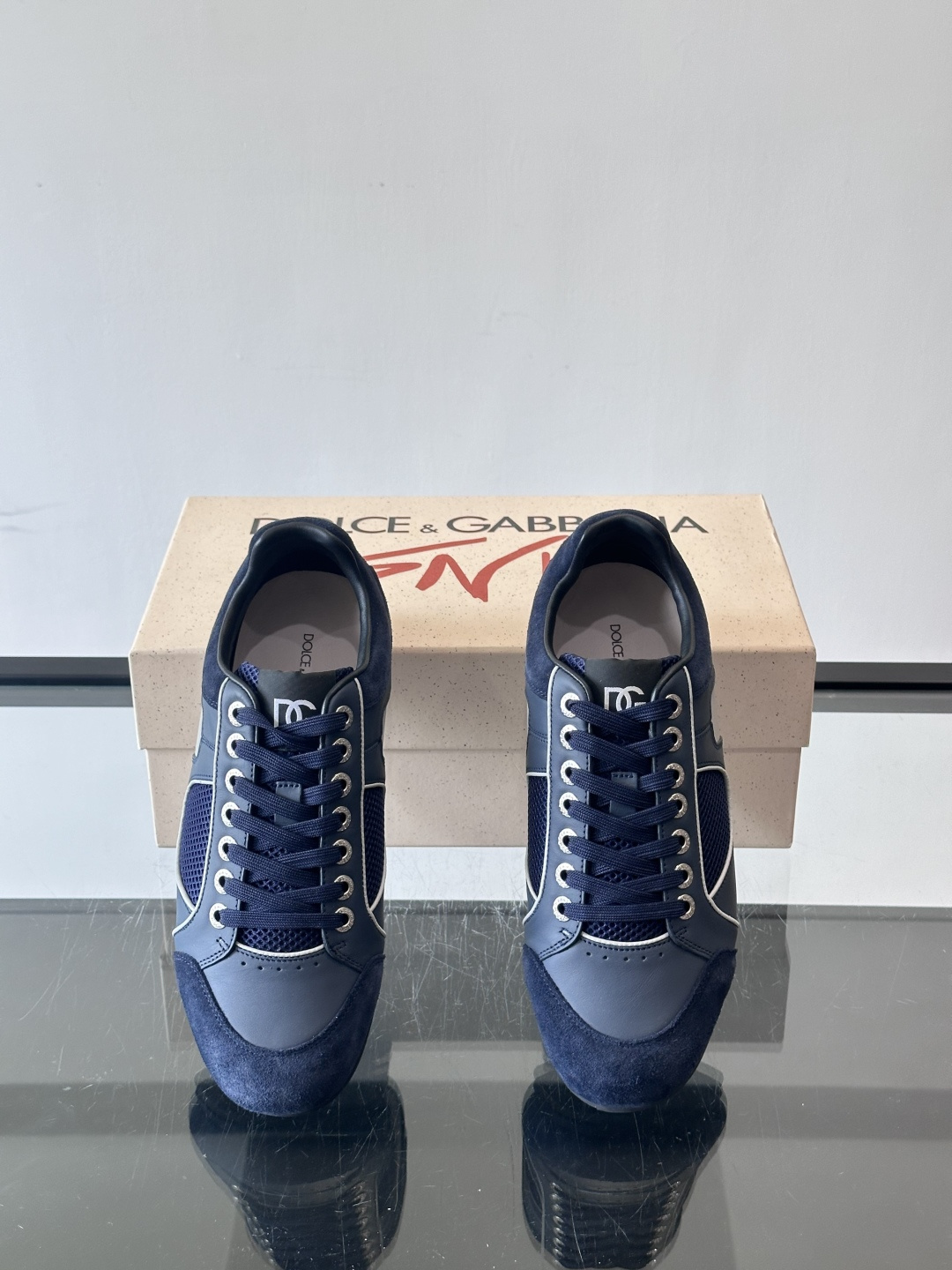 D&G男士拼接运动鞋，采用麂皮+网布+牛皮革，质感细腻又透气✅。橡胶鞋底防滑，日常穿搭或轻运动都OK！鞋