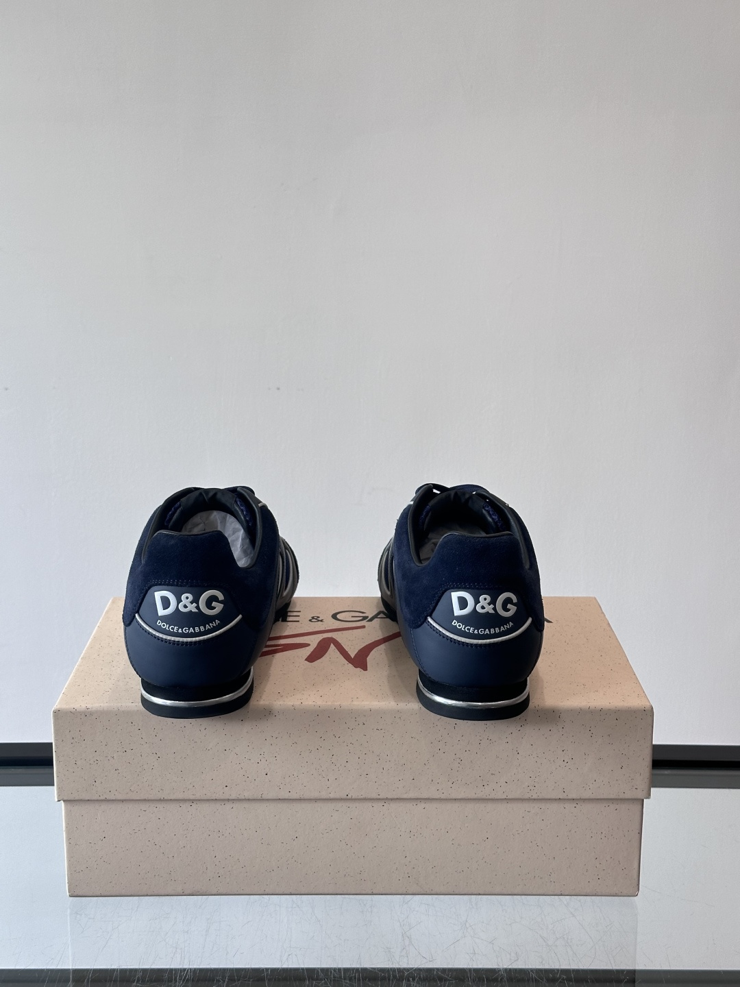 D&G男士拼接运动鞋，采用麂皮+网布+牛皮革，质感细腻又透气✅。橡胶鞋底防滑，日常穿搭或轻运动都OK！鞋