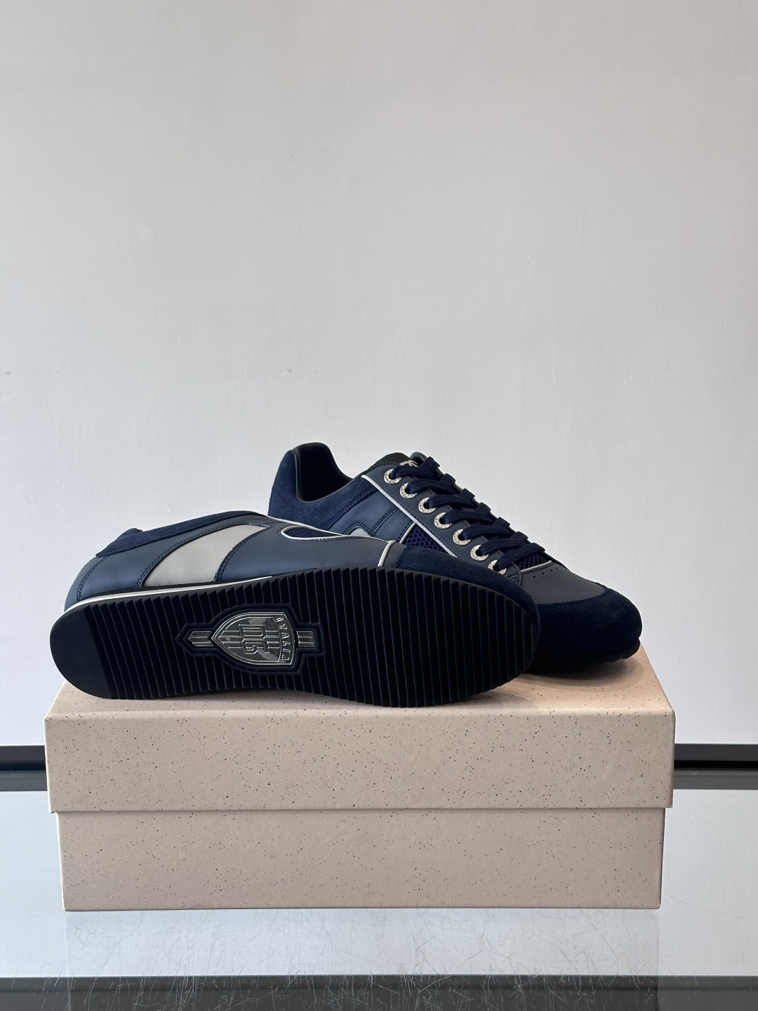 D&G男士拼接运动鞋，采用麂皮+网布+牛皮革，质感细腻又透气✅。橡胶鞋底防滑，日常穿搭或轻运动都OK！鞋