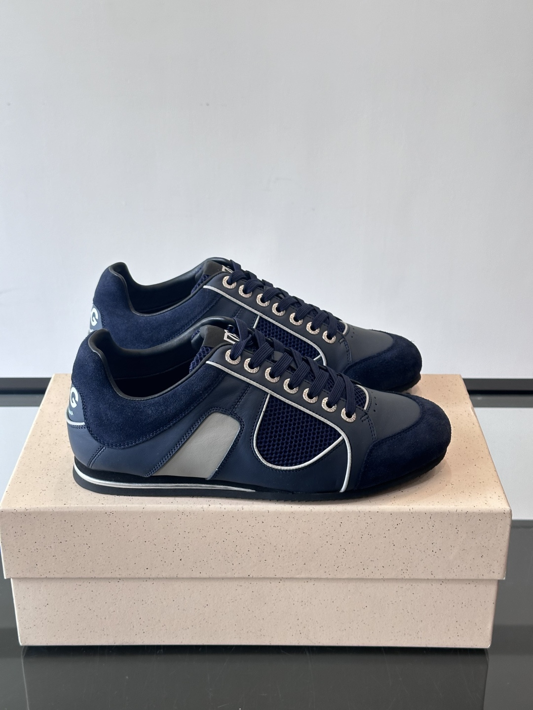 D&G男士拼接运动鞋，采用麂皮+网布+牛皮革，质感细腻又透气✅。橡胶鞋底防滑，日常穿搭或轻运动都OK！鞋