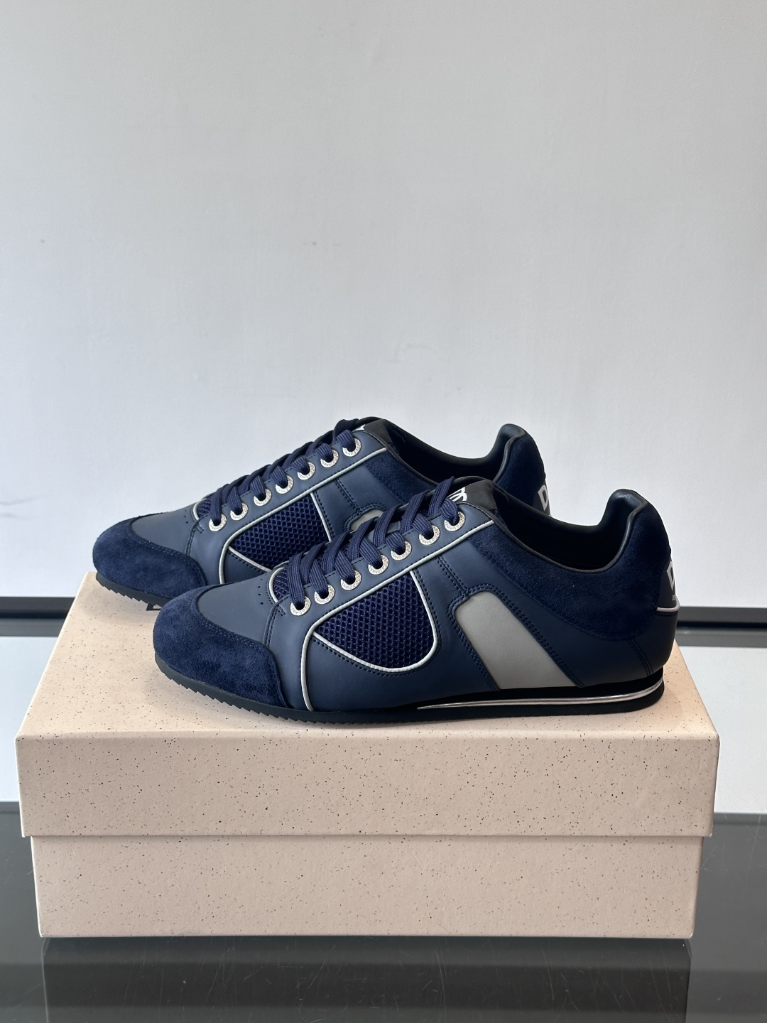 D&G男士拼接运动鞋，采用麂皮+网布+牛皮革，质感细腻又透气✅。橡胶鞋底防滑，日常穿搭或轻运动都OK！鞋