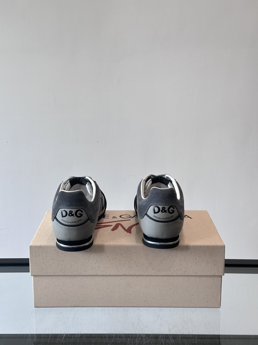 D&G男士拼接运动鞋，采用麂皮+网布+牛皮革，质感细腻又透气✅。橡胶鞋底防滑，日常穿搭或轻运动都OK！鞋