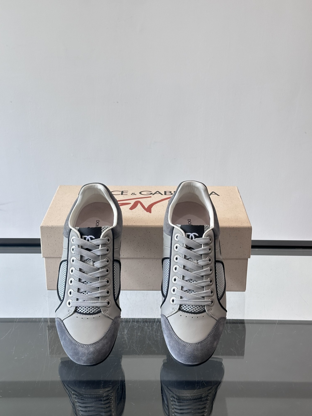 D&G男士拼接运动鞋，采用麂皮+网布+牛皮革，质感细腻又透气✅。橡胶鞋底防滑，日常穿搭或轻运动都OK！鞋