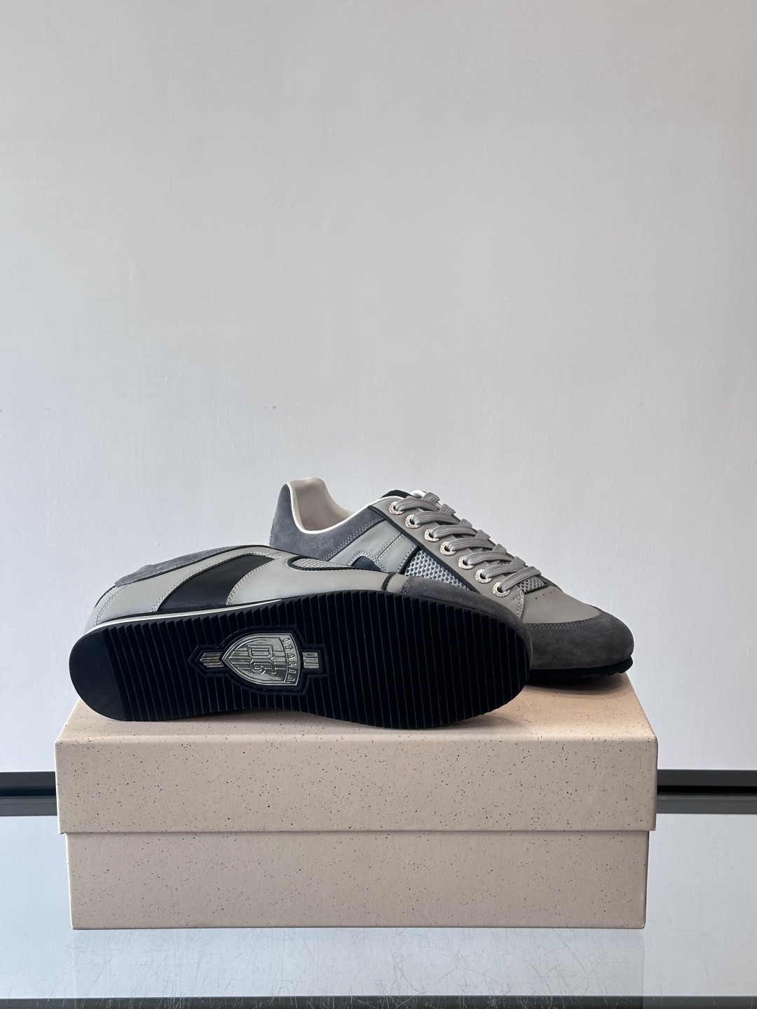 D&G男士拼接运动鞋，采用麂皮+网布+牛皮革，质感细腻又透气✅。橡胶鞋底防滑，日常穿搭或轻运动都OK！鞋