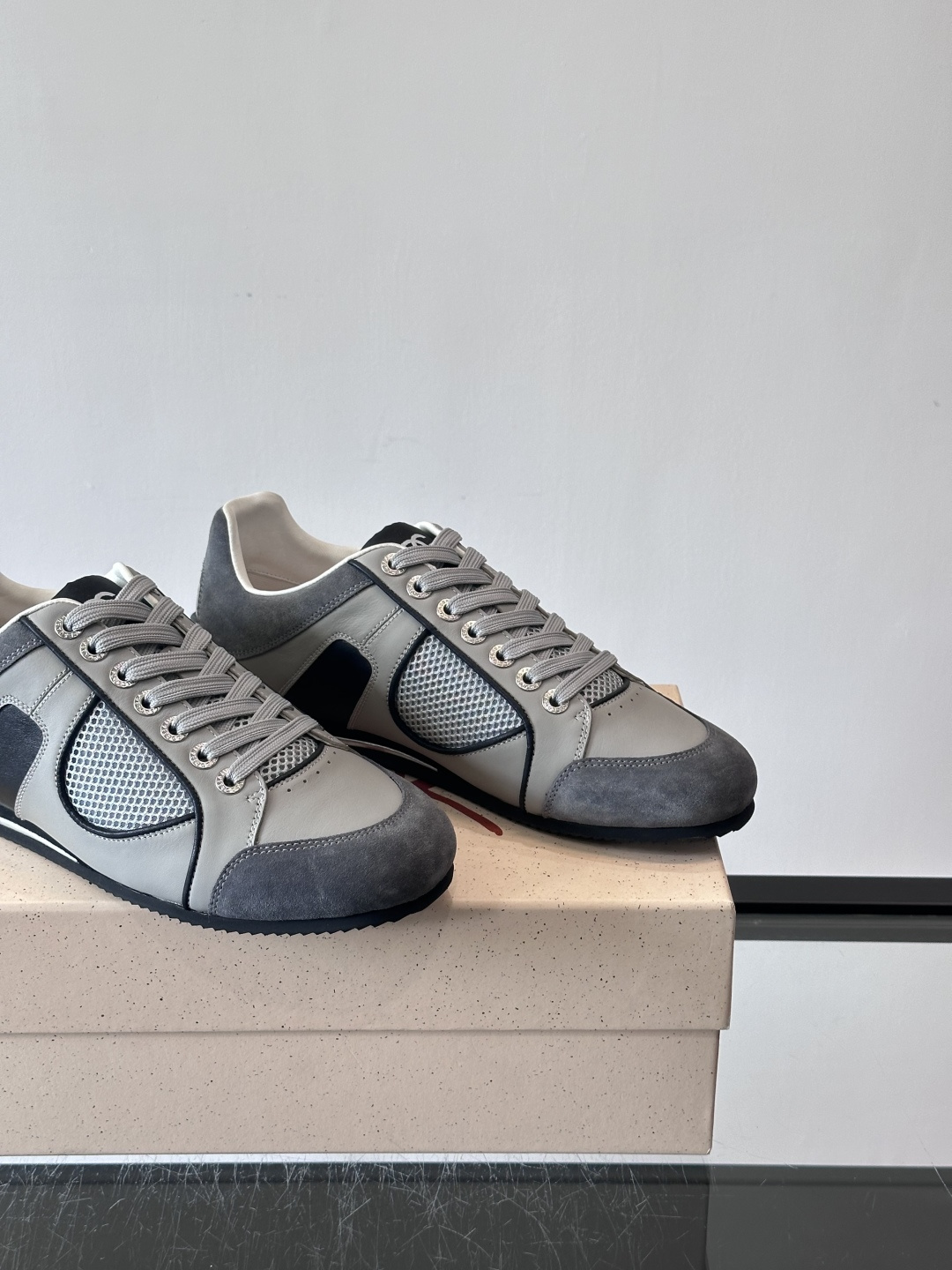 D&G男士拼接运动鞋，采用麂皮+网布+牛皮革，质感细腻又透气✅。橡胶鞋底防滑，日常穿搭或轻运动都OK！鞋