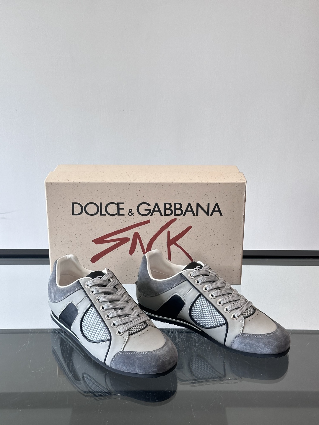 D&G男士拼接运动鞋，采用麂皮+网布+牛皮革，质感细腻又透气✅。橡胶鞋底防滑，日常穿搭或轻运动都OK！鞋