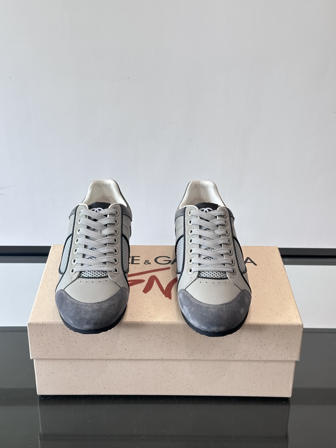 D&G男士拼接运动鞋，采用麂皮+网布+牛皮革，质感细腻又透气✅。橡胶鞋底防滑，日常穿搭或轻运动都OK！鞋