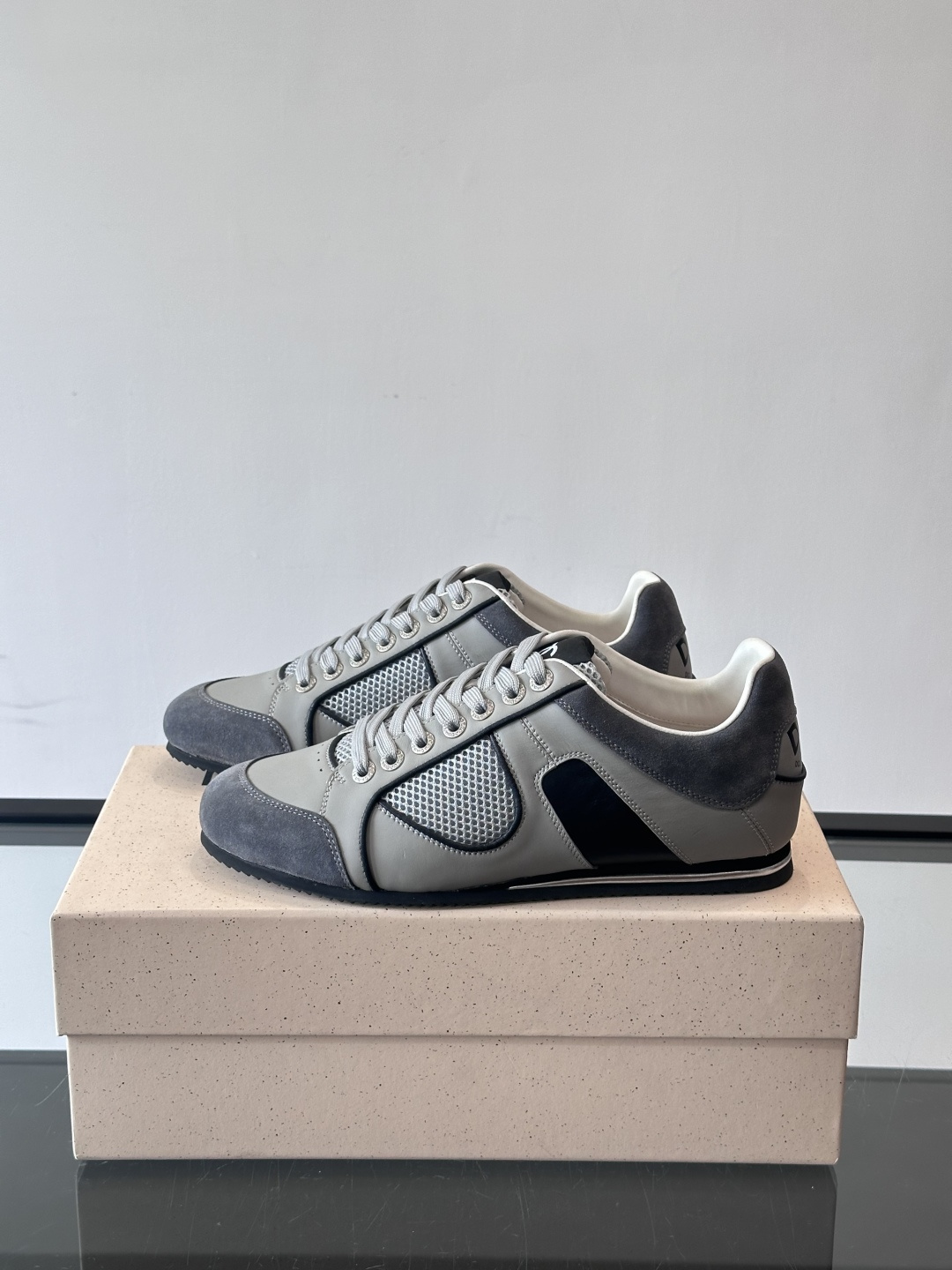 D&G男士拼接运动鞋，采用麂皮+网布+牛皮革，质感细腻又透气✅。橡胶鞋底防滑，日常穿搭或轻运动都OK！鞋