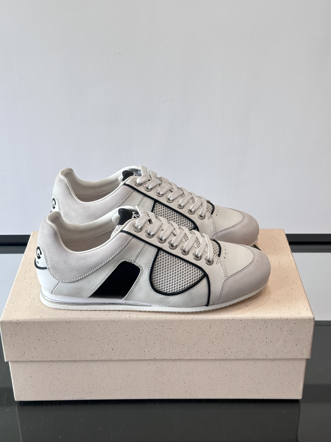 D&G男士拼接运动鞋，采用麂皮+网布+牛皮革，质感细腻又透气✅。橡胶鞋底防滑，日常穿搭或轻运动都OK！鞋