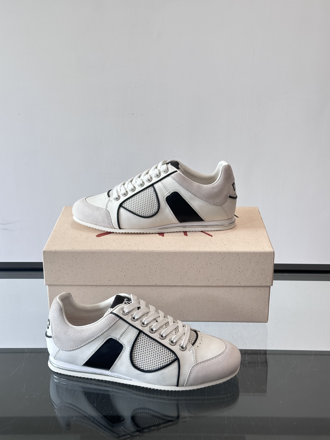 D&G男士拼接运动鞋，采用麂皮+网布+牛皮革，质感细腻又透气✅。橡胶鞋底防滑，日常穿搭或轻运动都OK！鞋