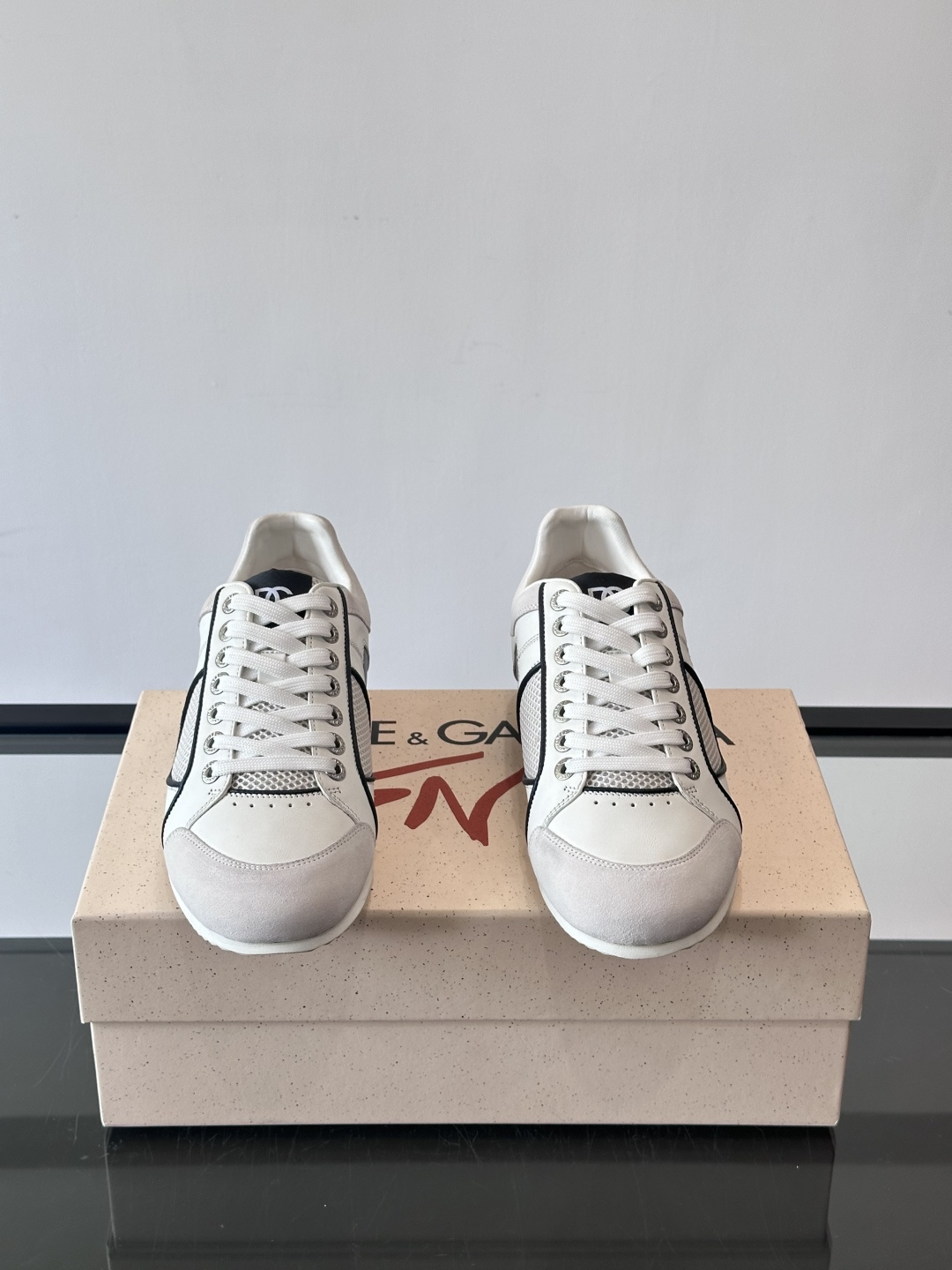 D&G男士拼接运动鞋，采用麂皮+网布+牛皮革，质感细腻又透气✅。橡胶鞋底防滑，日常穿搭或轻运动都OK！鞋