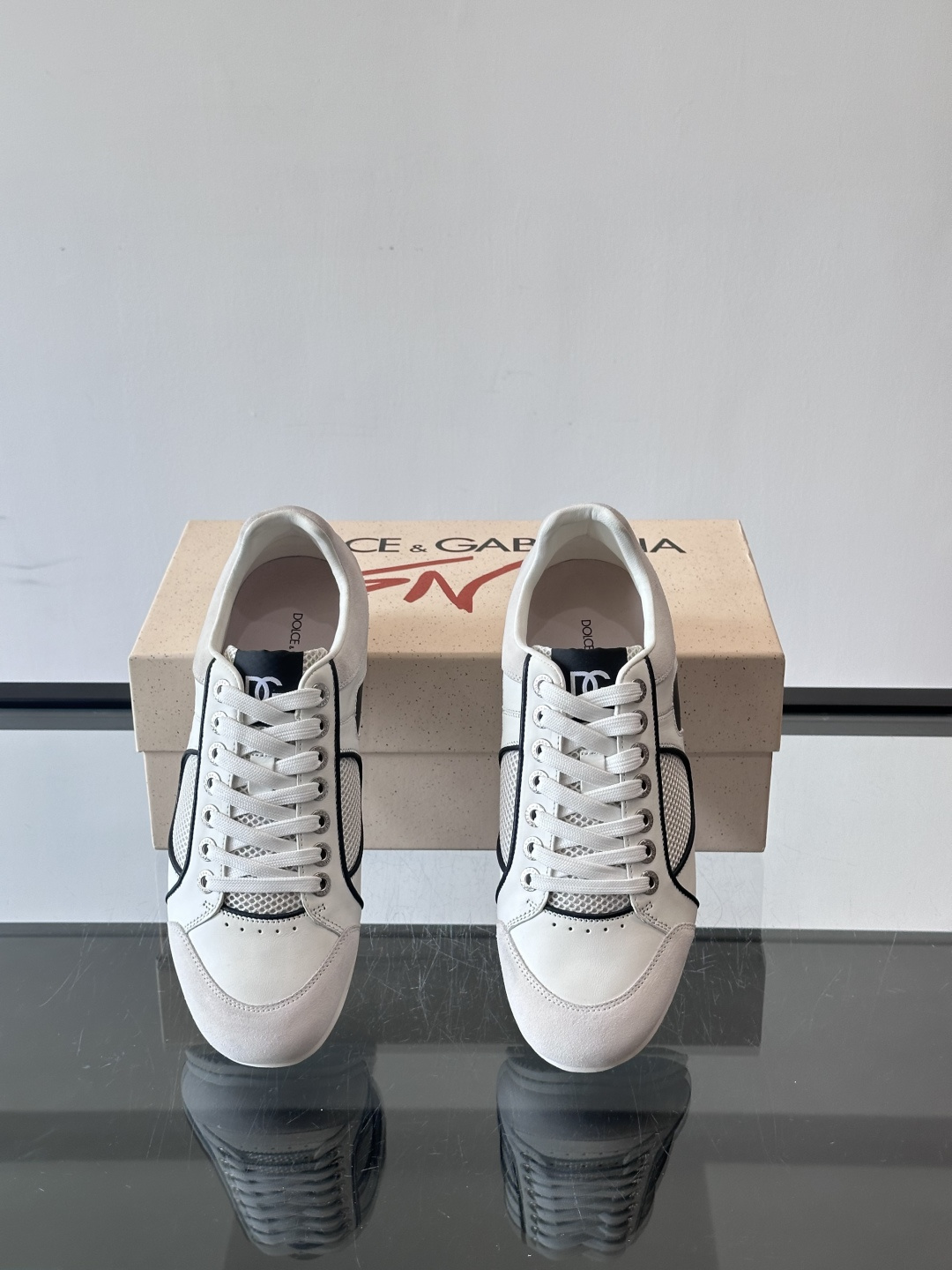 D&G男士拼接运动鞋，采用麂皮+网布+牛皮革，质感细腻又透气✅。橡胶鞋底防滑，日常穿搭或轻运动都OK！鞋