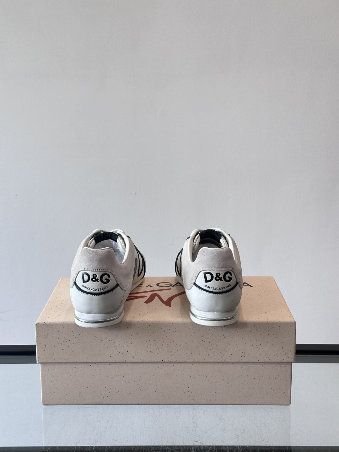 D&G男士拼接运动鞋，采用麂皮+网布+牛皮革，质感细腻又透气✅。橡胶鞋底防滑，日常穿搭或轻运动都OK！鞋