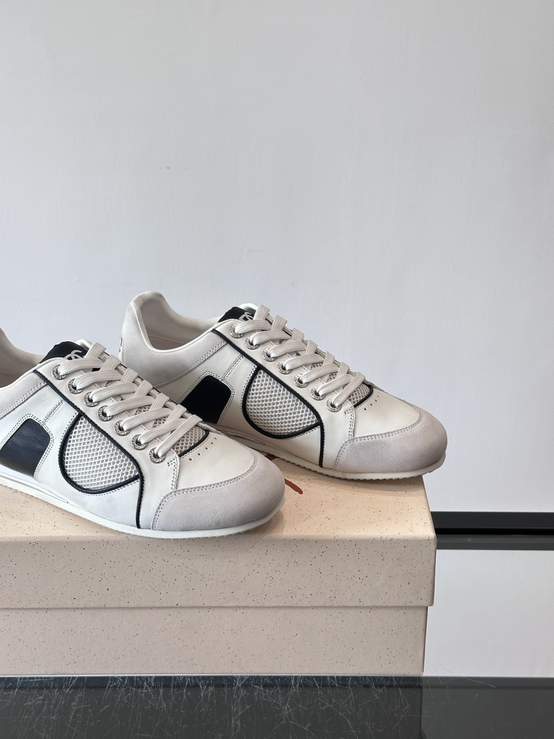 D&G男士拼接运动鞋，采用麂皮+网布+牛皮革，质感细腻又透气✅。橡胶鞋底防滑，日常穿搭或轻运动都OK！鞋