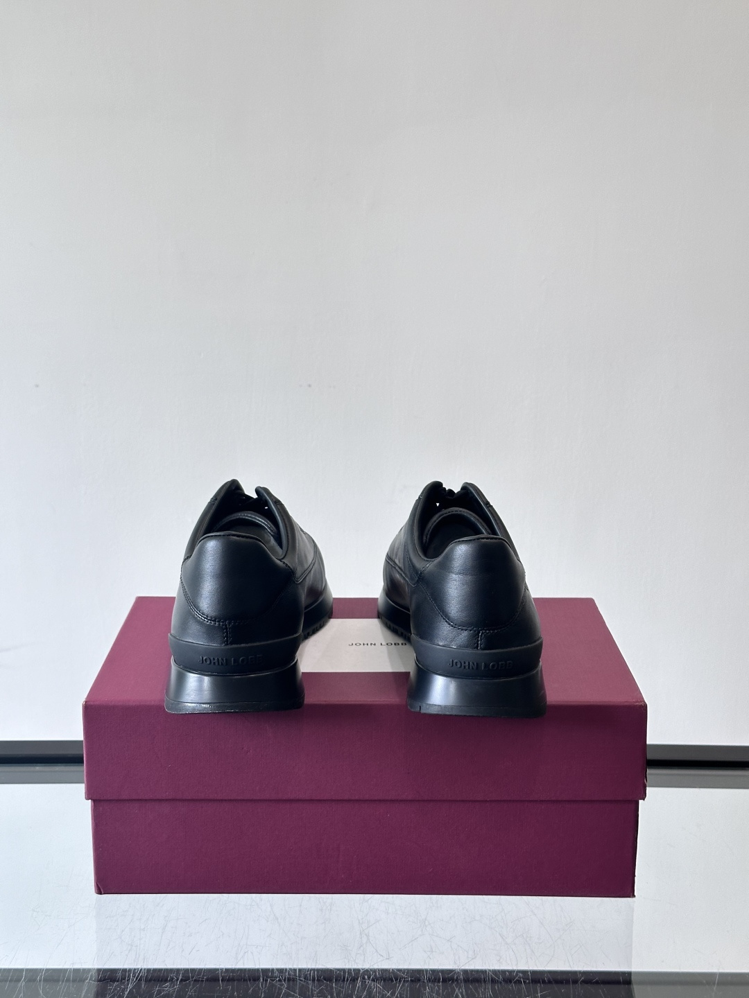 John Lobb 男士休闲运动🏋️鞋，选用细腻牛皮革，低调配色+胶鞋底，简约又高级。鞋面缝线精致，细节