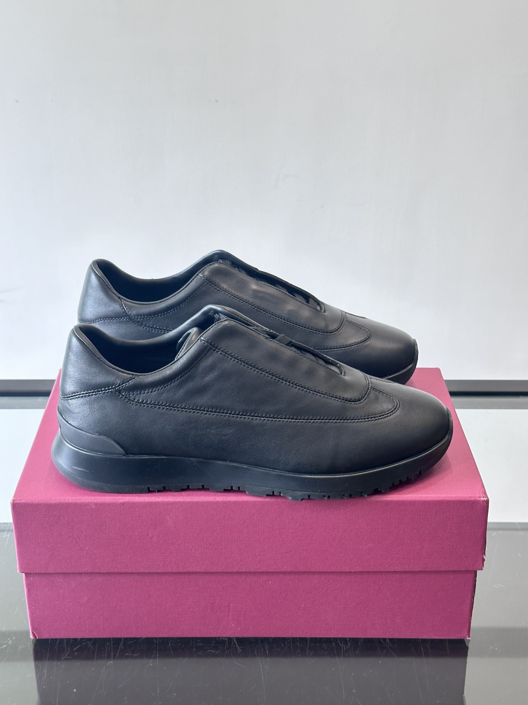 John Lobb 男士休闲运动🏋️鞋，选用细腻牛皮革，低调配色+胶鞋底，简约又高级。鞋面缝线精致，细节