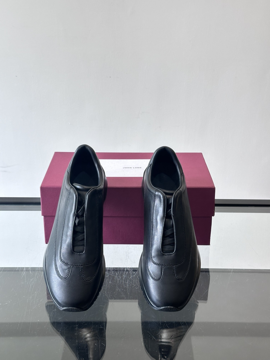 John Lobb 男士休闲运动🏋️鞋，选用细腻牛皮革，低调配色+胶鞋底，简约又高级。鞋面缝线精致，细节