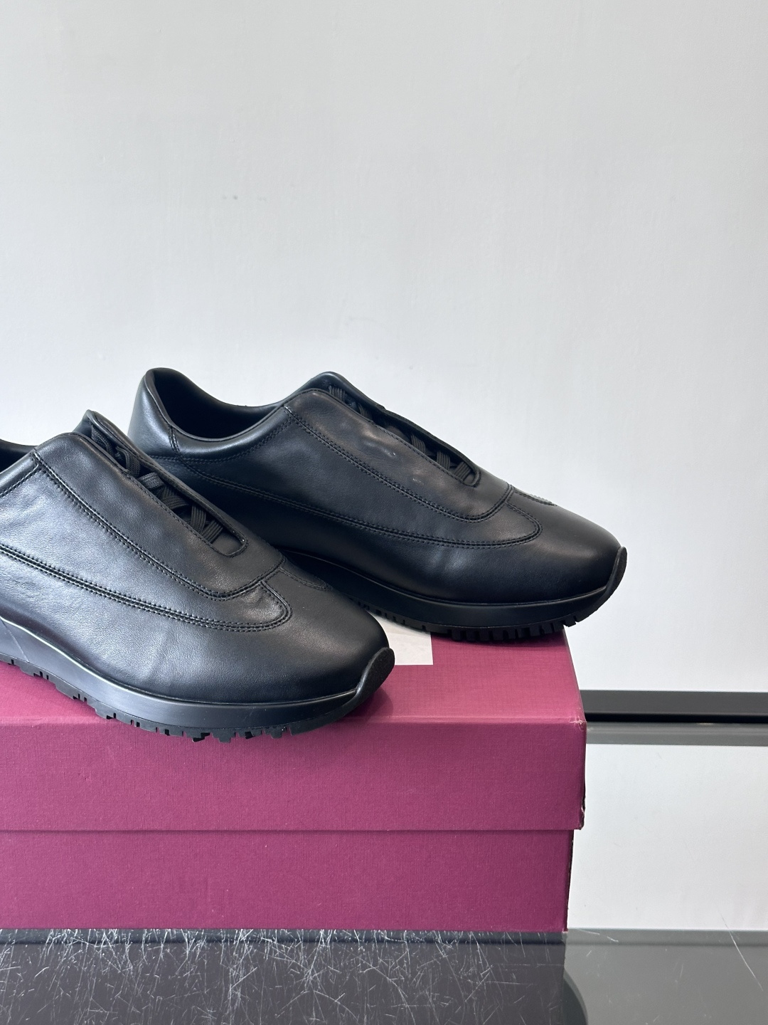 John Lobb 男士休闲运动🏋️鞋，选用细腻牛皮革，低调配色+胶鞋底，简约又高级。鞋面缝线精致，细节