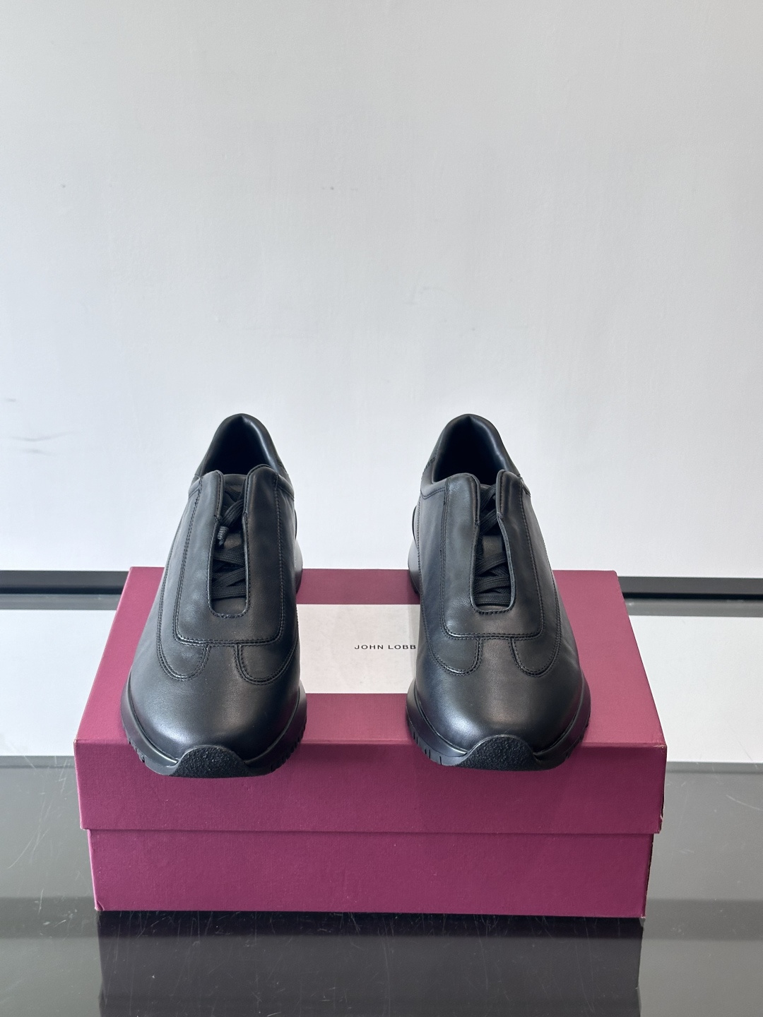 John Lobb 男士休闲运动🏋️鞋，选用细腻牛皮革，低调配色+胶鞋底，简约又高级。鞋面缝线精致，细节