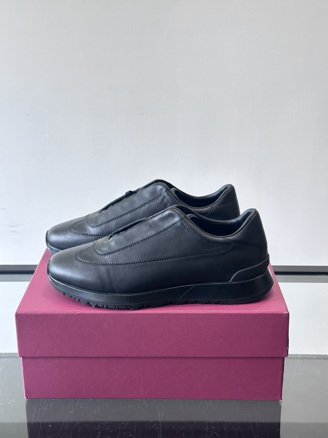 John Lobb 男士休闲运动🏋️鞋，选用细腻牛皮革，低调配色+胶鞋底，简约又高级。鞋面缝线精致，细节