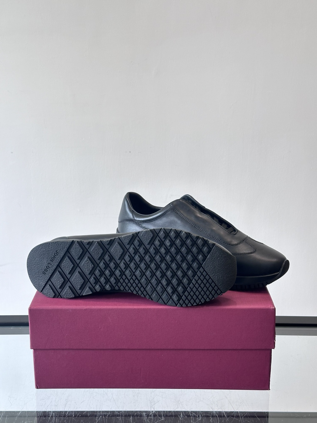 John Lobb 男士休闲运动🏋️鞋，选用细腻牛皮革，低调配色+胶鞋底，简约又高级。鞋面缝线精致，细节