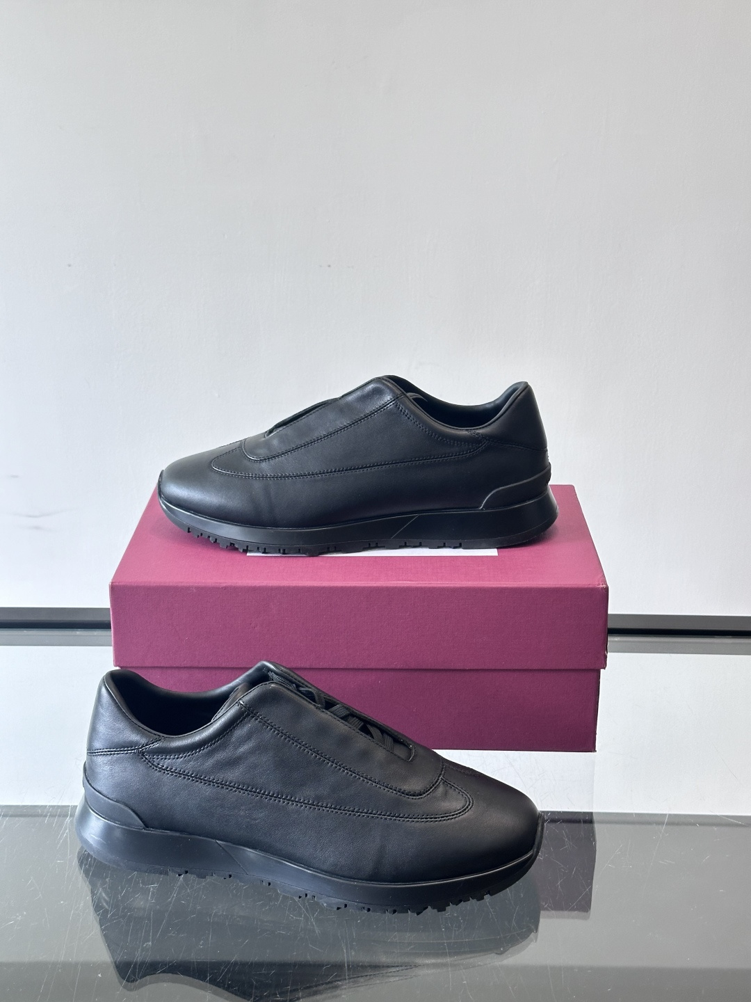 John Lobb 男士休闲运动🏋️鞋，选用细腻牛皮革，低调配色+胶鞋底，简约又高级。鞋面缝线精致，细节