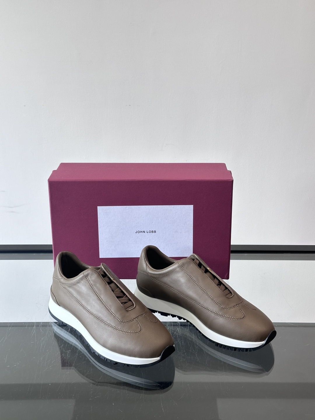 John Lobb 男士休闲运动🏋️鞋，选用细腻牛皮革，低调配色+胶鞋底，简约又高级。鞋面缝线精致，细节